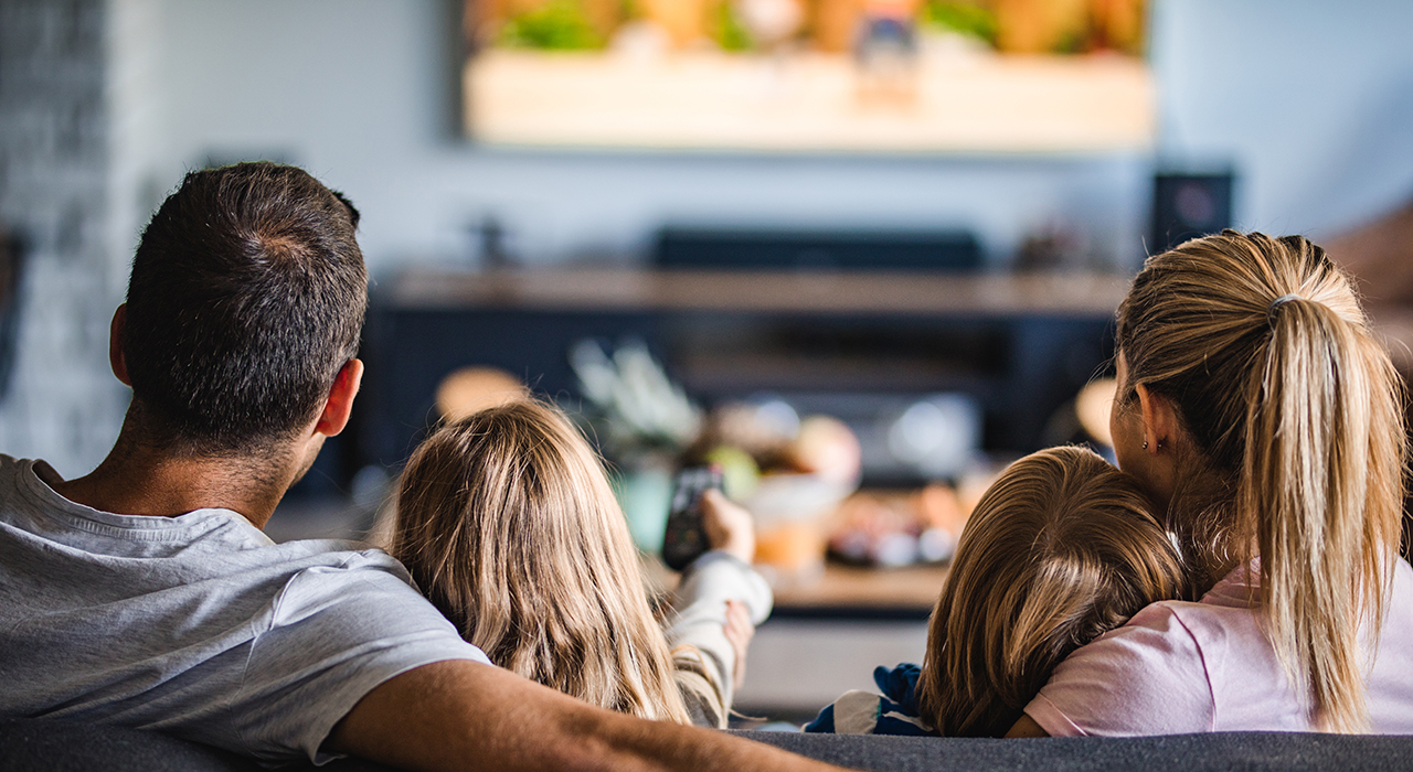 arvot: perhe katselee televisiota