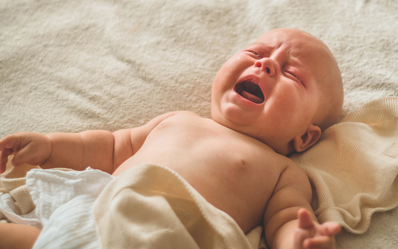 Vauvan ripuli: vauva itkee