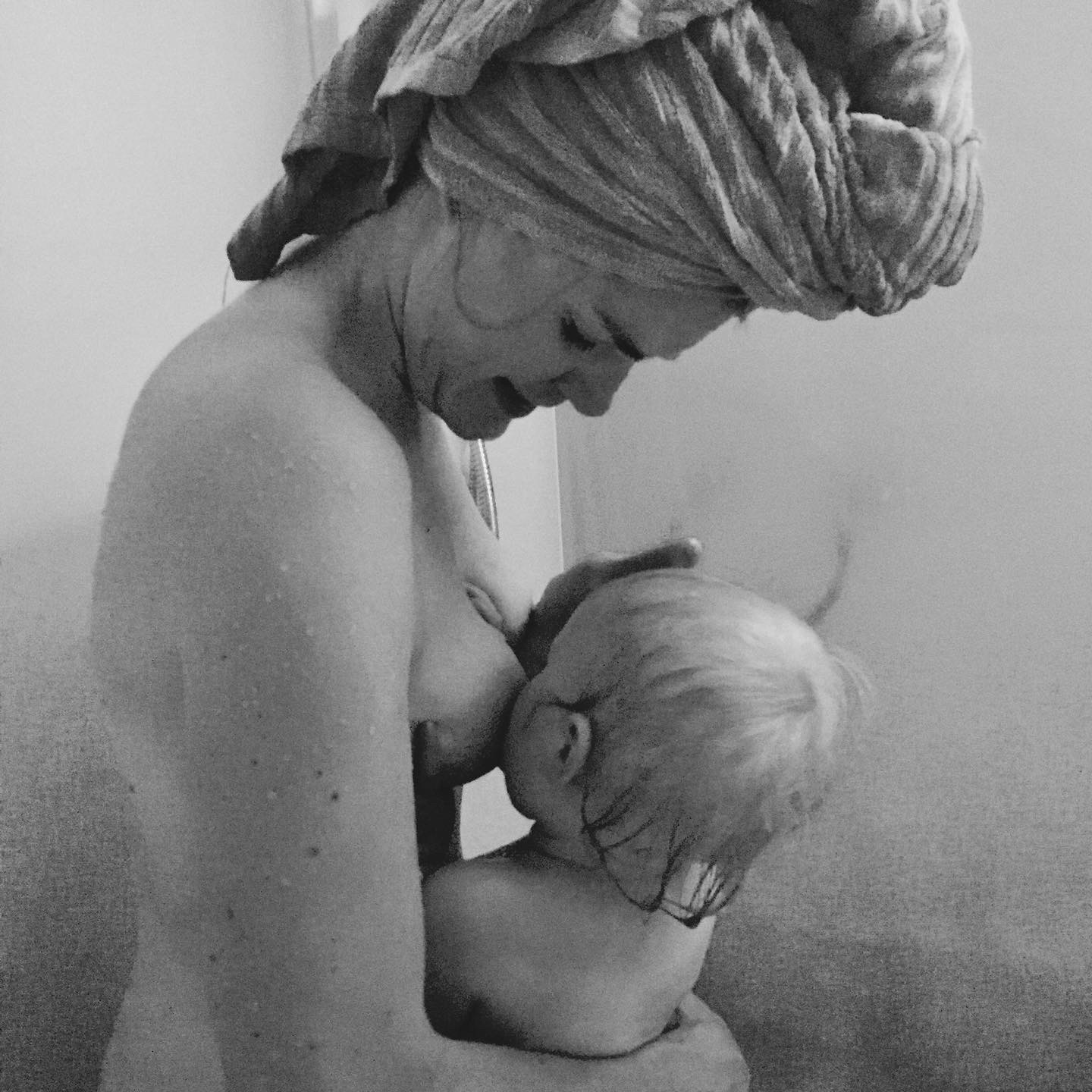 Marja Kihlström imettää vauvaa.