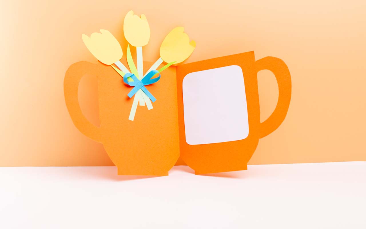 Kahvikupin muotoinen äitienpäiväkortti