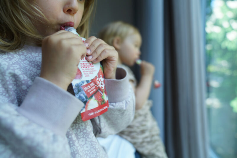 Pieni tyttö ja poika syövät Semperin smoothie-välipaloja.